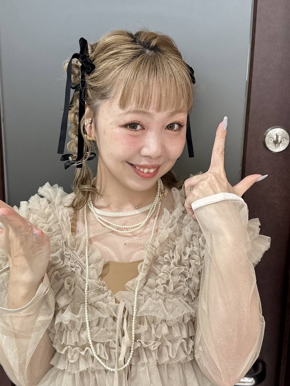 ブラック系のバレッタ/ヘアクリップ、その他のピアス（両耳用）、ブラック系のバレッタ/ヘアクリップを着用したレディースの秋コーディネートの2枚目の写真