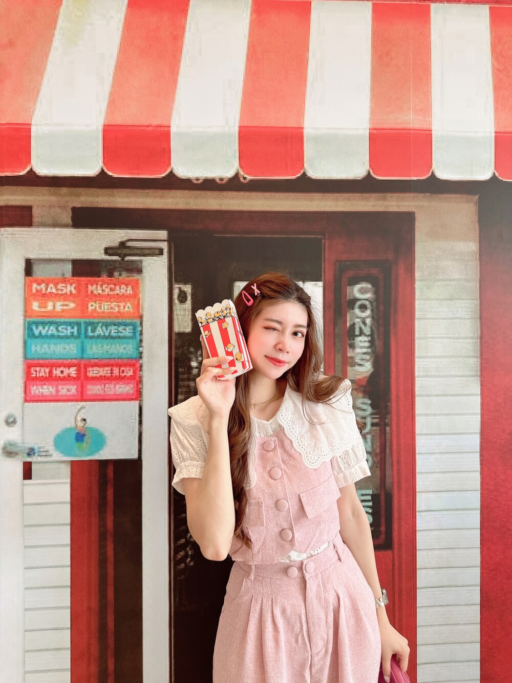 ピンク系のバッグ、ブラック系のローファーを着用したレディースの夏コーディネートの2枚目の写真