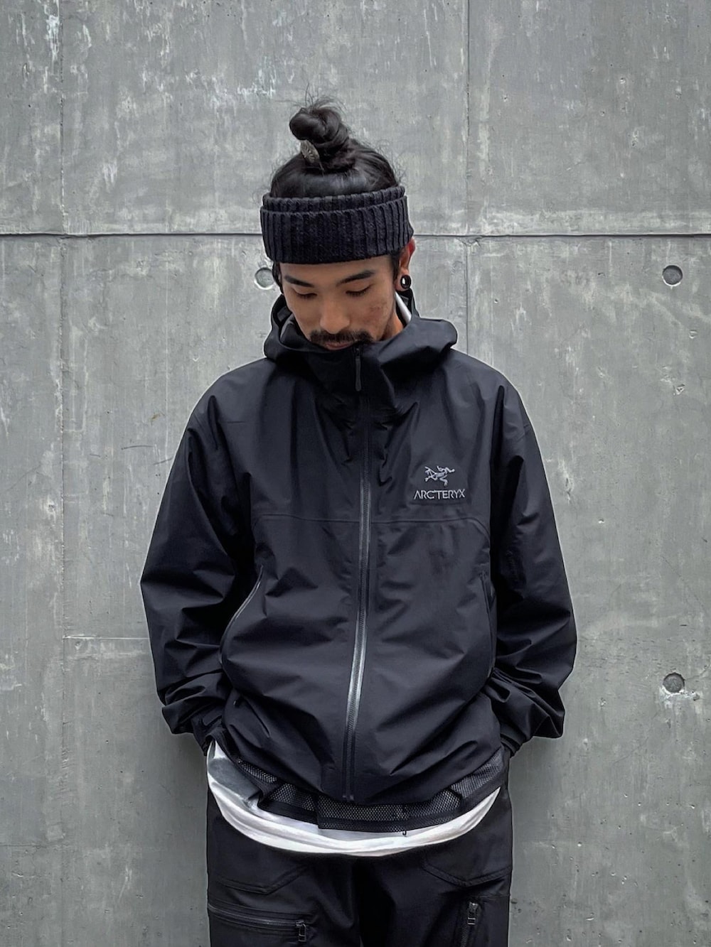「マウンテンパーカー、ARC'TERYX、ストリート、ブラック、秋コーデ、お洒落さんとつながりたい、モードストリート、韓国ファッション」｜「ARC'TERYXのARC’TERYX / Beta Jacket（マウンテンパーカー、ブラック系）」を使った、jboyさん（メンズ・167cm）の秋コーディネートの2枚目の写真