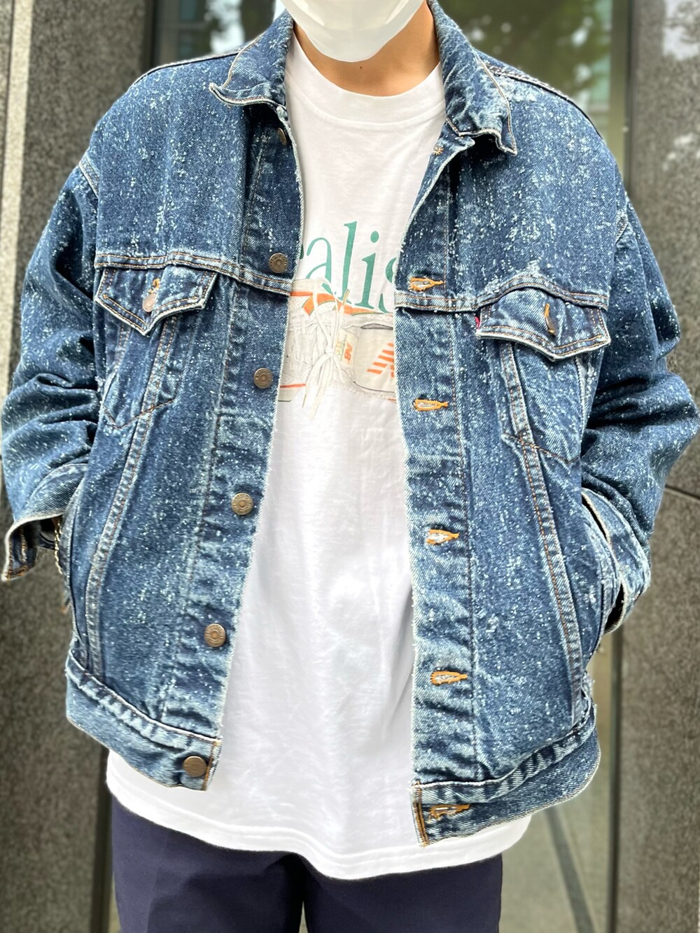 ブルー系のスラックスを着用したメンズの春コーディネートの2枚目の写真