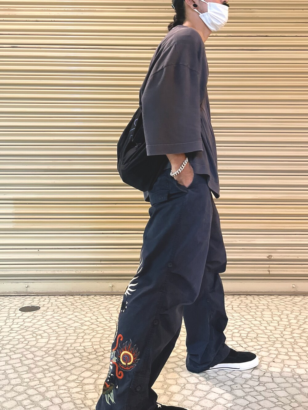 ブラック系のキャップを着用したメンズの夏コーディネートの2枚目の写真