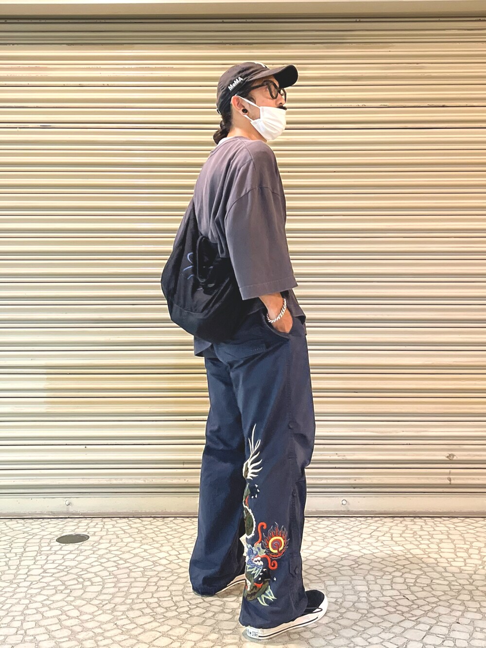 ブラック系のキャップを着用したメンズの夏コーディネートの3枚目の写真