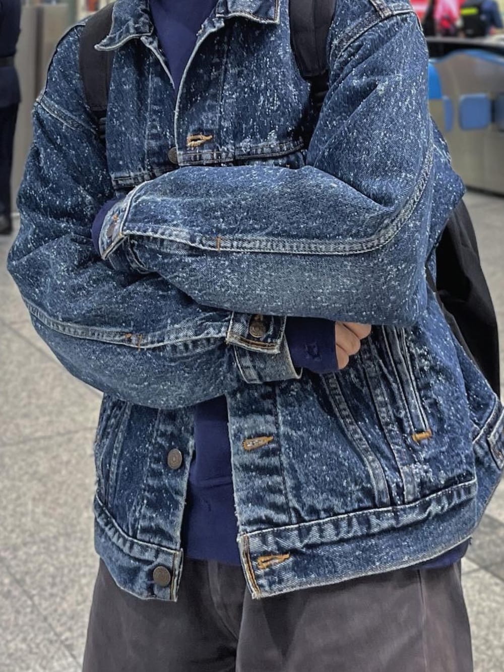 ブラック系のハンチング/ベレー帽を着用したメンズの春コーディネートの2枚目の写真