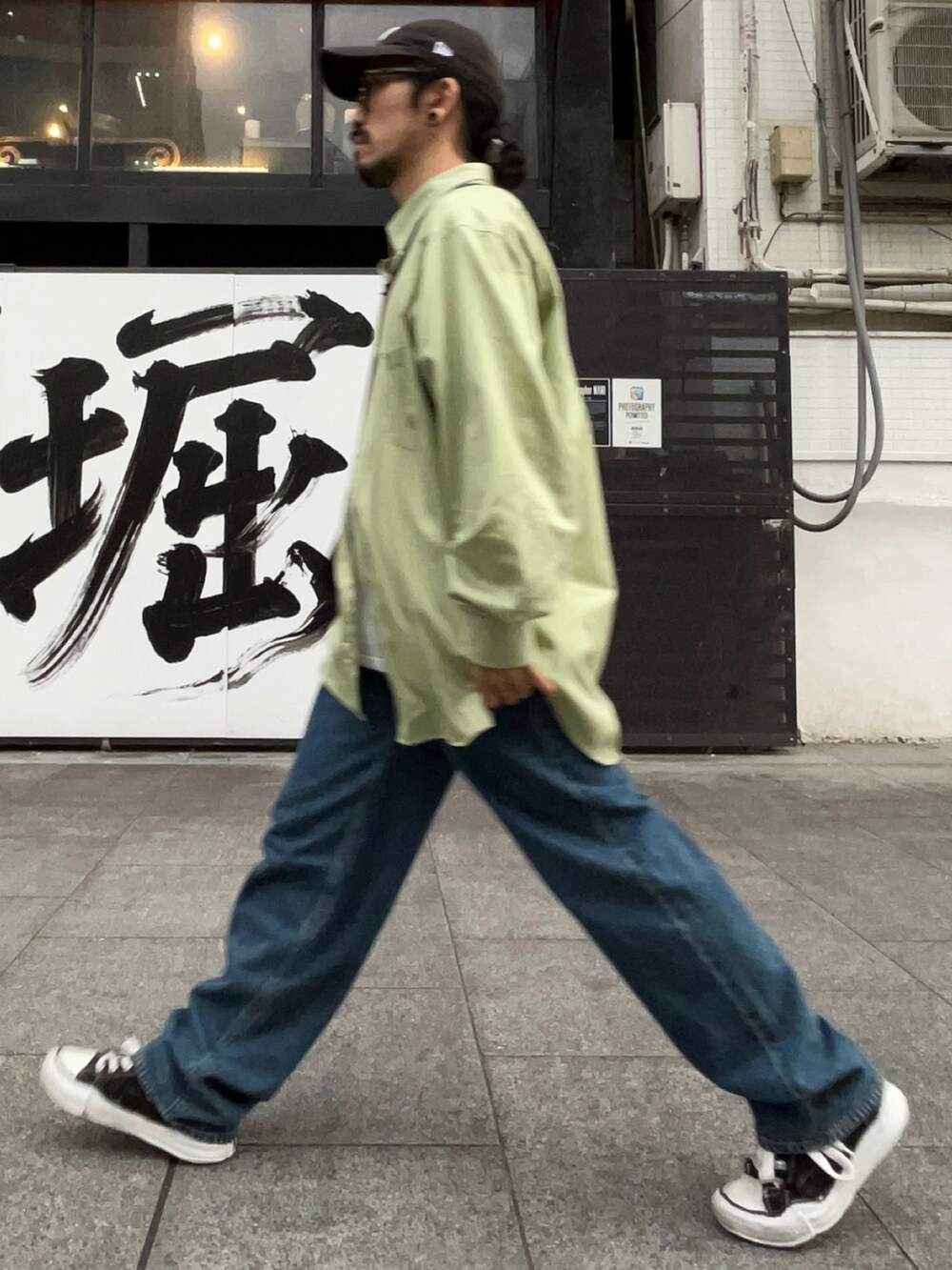 「休日コーデ、カラーコーデ、カラーシャツ、ビッグシャツ、デニム、ワイドデニム、ワイドパンツ、カジュアル、古着、デニムっていいよね」｜「NEW ERAのWEGO/【WEB限定】NEW ERA 9FORTY（キャップ、ブラック系）」を使った、jboyさん（メンズ・167cm）の春コーディネートの2枚目の写真