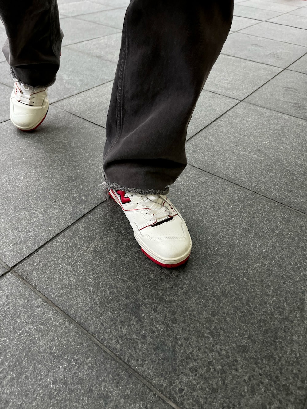 ホワイト系のスニーカーを着用したメンズの春コーディネートの3枚目の写真