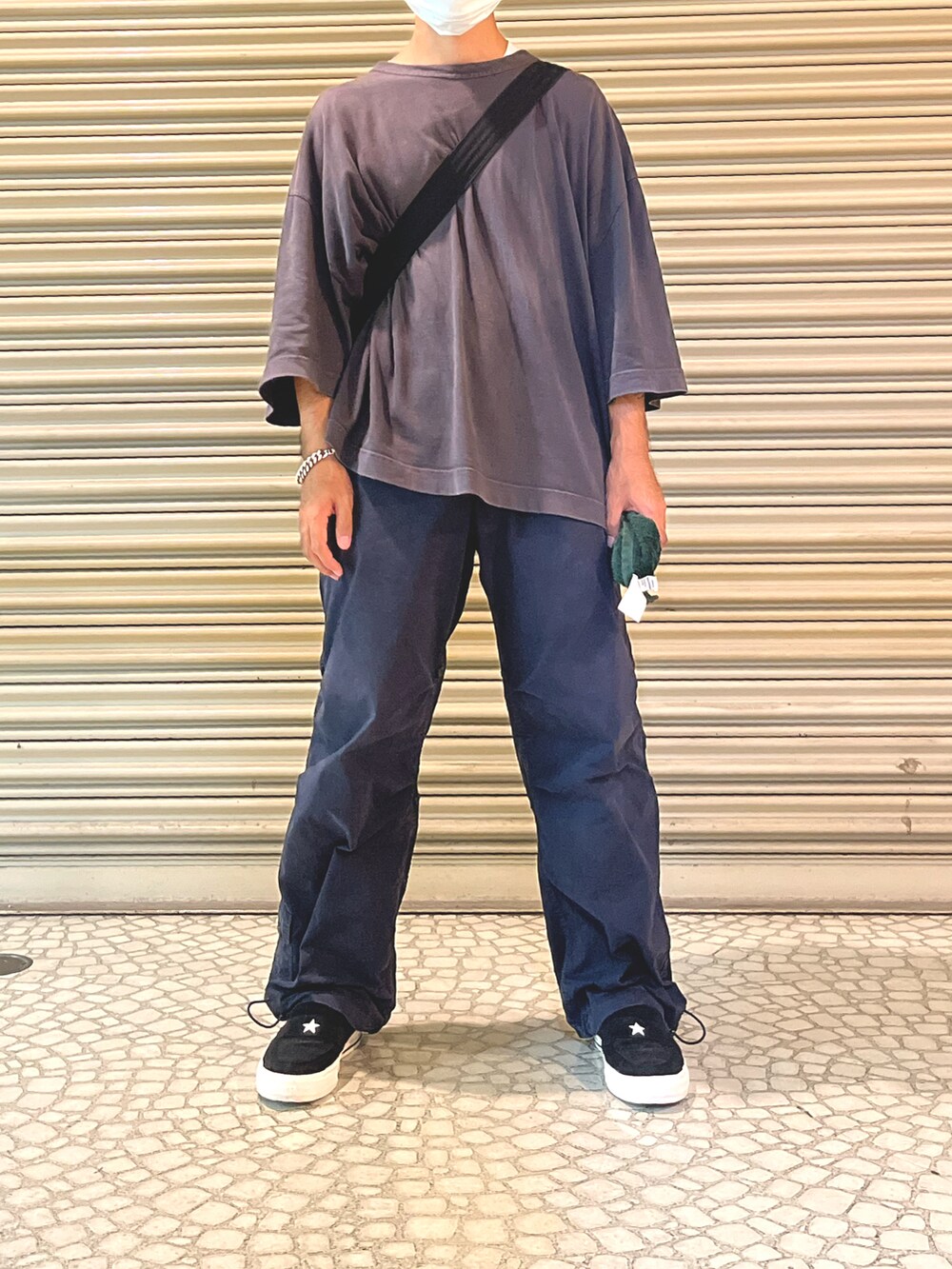 ブラック系のキャップを着用したメンズの夏コーディネートの4枚目の写真