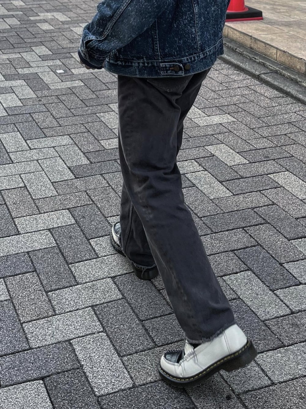 ブラック系のハンチング/ベレー帽を着用したメンズの春コーディネートの3枚目の写真