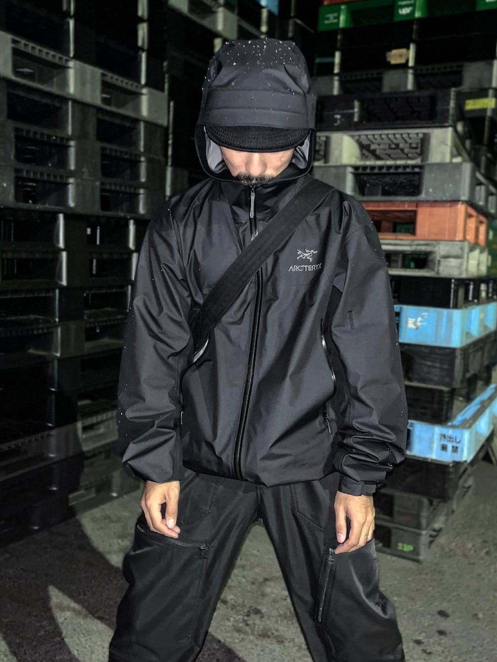 ブラック系のマウンテンパーカー、ブラック系のスニーカーを着用したメンズの秋コーディネートの2枚目の写真