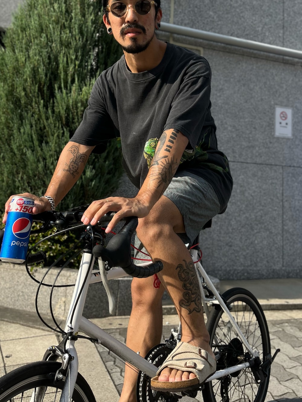 ベージュ系のサンダルを着用したメンズの夏コーディネートの2枚目の写真