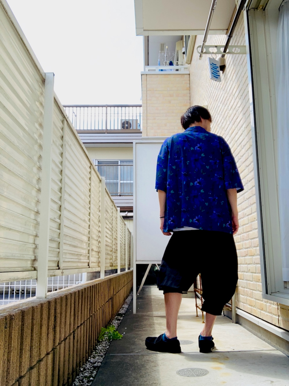 ブルー系のシャツ/ブラウス、ブラック系のその他パンツ、ブラック系のスニーカーを着用したメンズの夏コーディネートの2枚目の写真