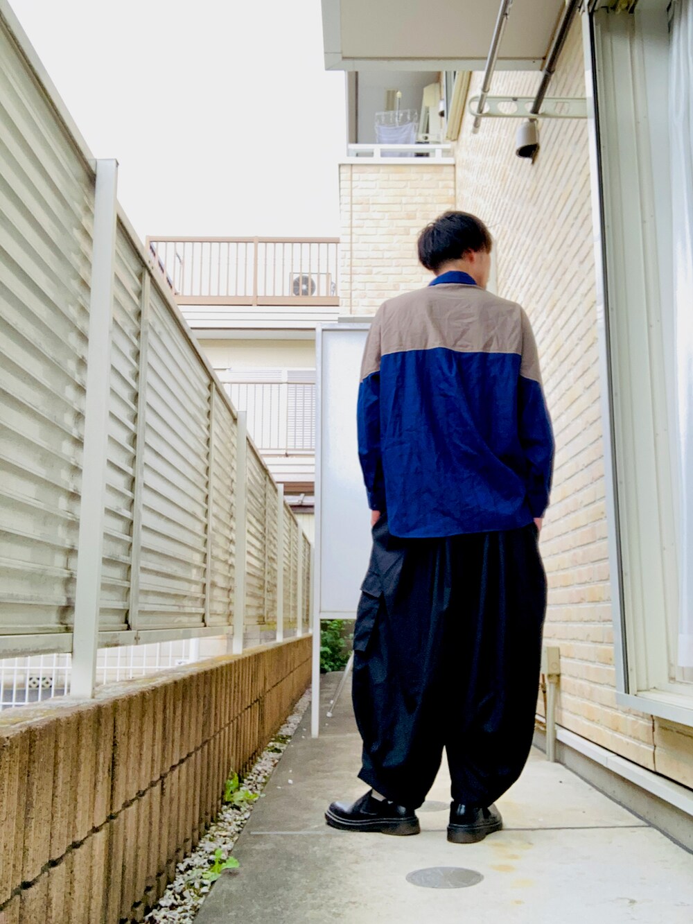 ブルー系のシャツ/ブラウス、ブラック系のその他パンツ、ブラック系のスリッポンを着用したメンズの夏コーディネートの2枚目の写真