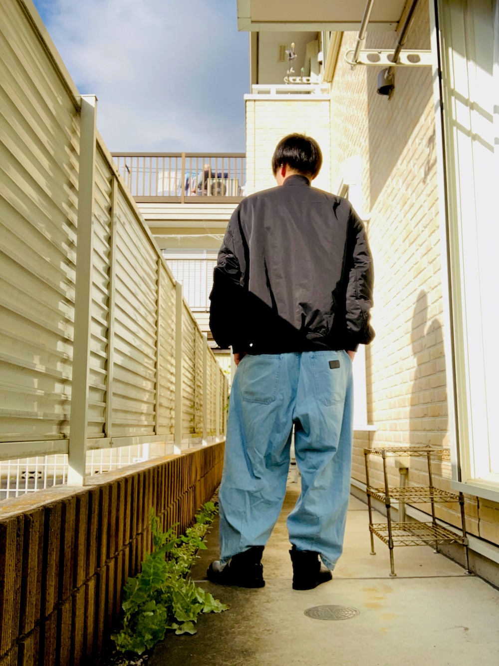 ブラック系のMA-1、ブラック系のTシャツ/カットソー、ブルー系のその他パンツを着用したメンズの秋コーディネートの2枚目の写真