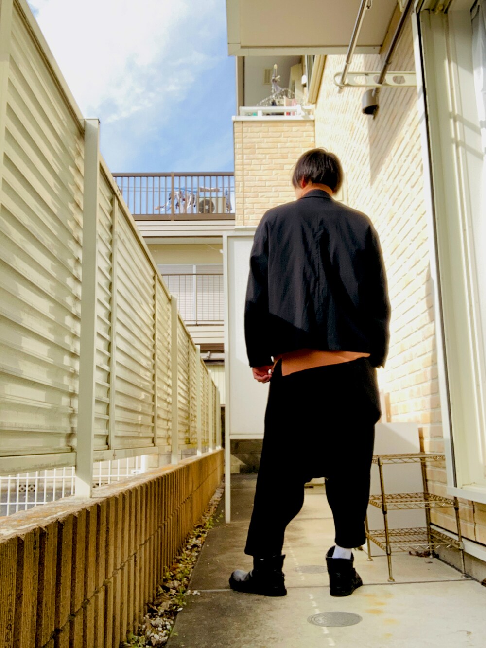 「ジャケット、ショートジャケット、タートルネックニット、オレンジニット、サルエルパンツ、ブーツ」｜「HAREのライトジャケゾン(HARE)（ブルゾン、ブラック系）」を使った、Y-sukeさん（メンズ・173cm）の冬コーディネートの2枚目の写真