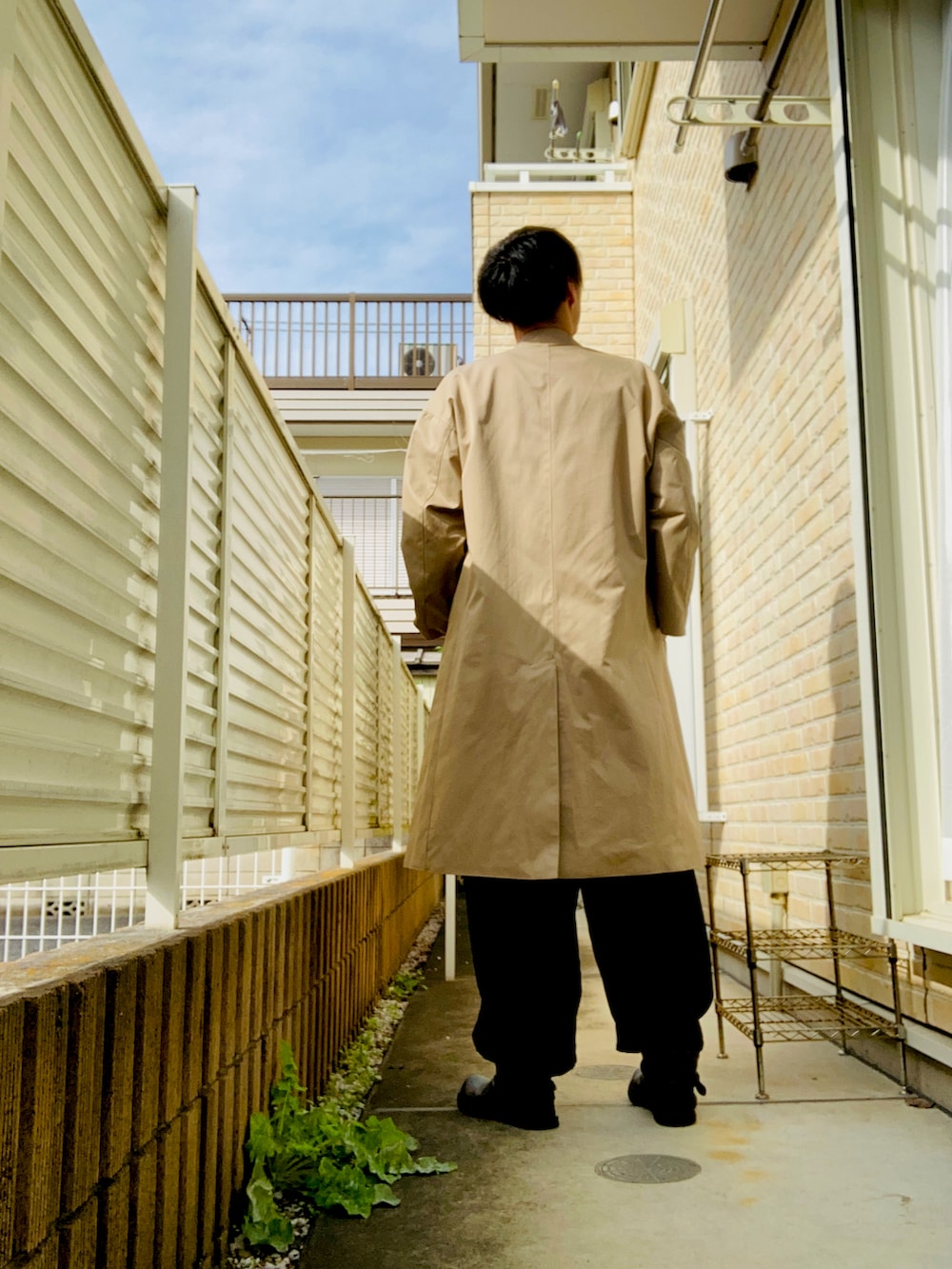 ベージュ系のノーカラージャケット、ブラック系のTシャツ/カットソー、ブラック系のその他パンツを着用したメンズの秋コーディネートの2枚目の写真