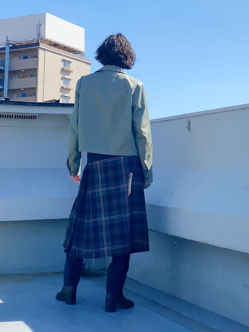 ブラック系のブーツ、ブラック系のTシャツ/カットソー、グリーン系のブルゾンを着用したメンズの秋コーディネートの4枚目の写真