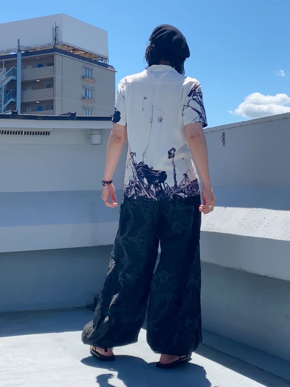 ブラウン系のサンダル、ホワイト系のシャツ/ブラウス、ブラック系のその他パンツを着用したメンズの夏コーディネートの4枚目の写真