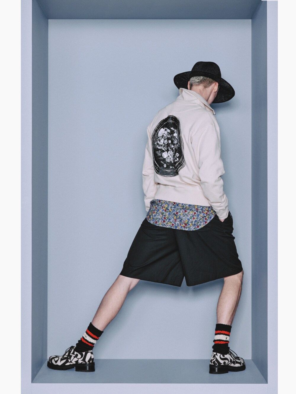 ホワイト系のその他アウター、ブラック系のスラックス、ホワイト系のドレスシューズを着用したメンズの春コーディネートの3枚目の写真