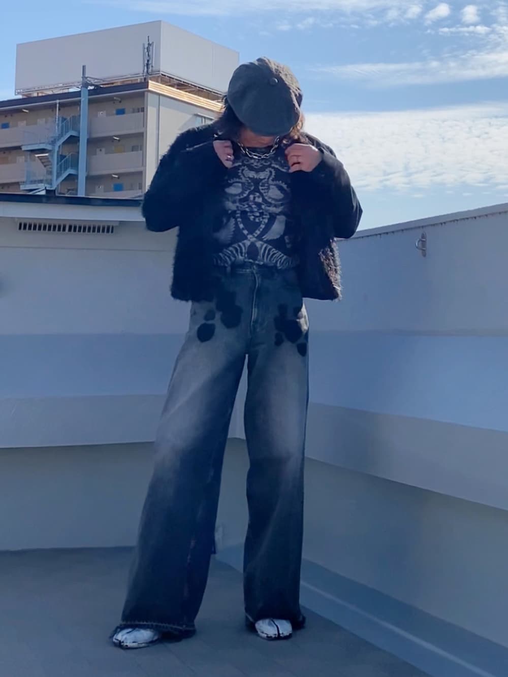 ブラック系のブルゾン、ブラック系のデニムパンツ、ブラック系のTシャツ/カットソーを着用したメンズの秋コーディネートの3枚目の写真