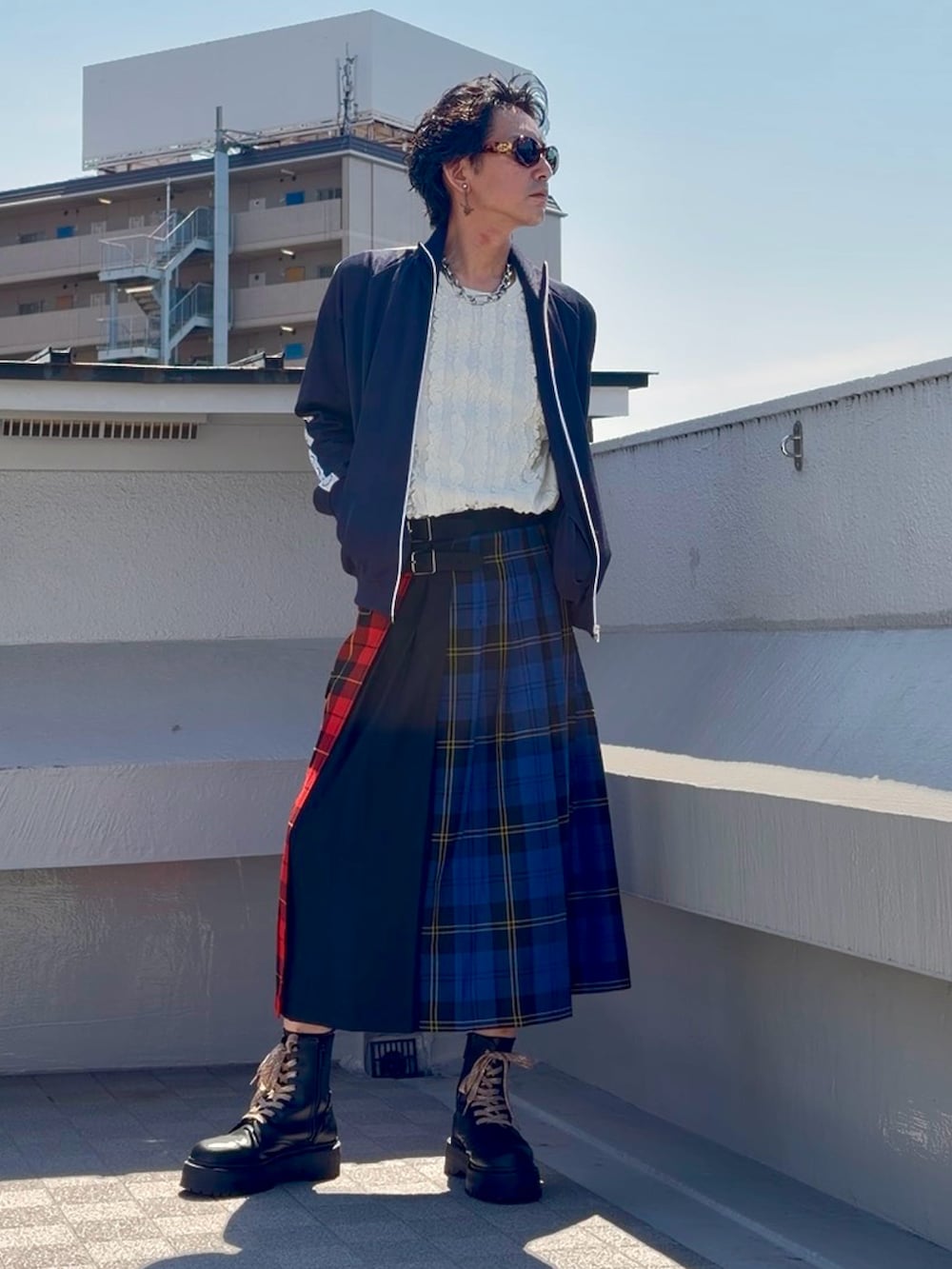 ブラック系のブーツ、ブルー系のジャージ、ホワイト系のTシャツ/カットソーを着用したメンズの秋コーディネートの2枚目の写真