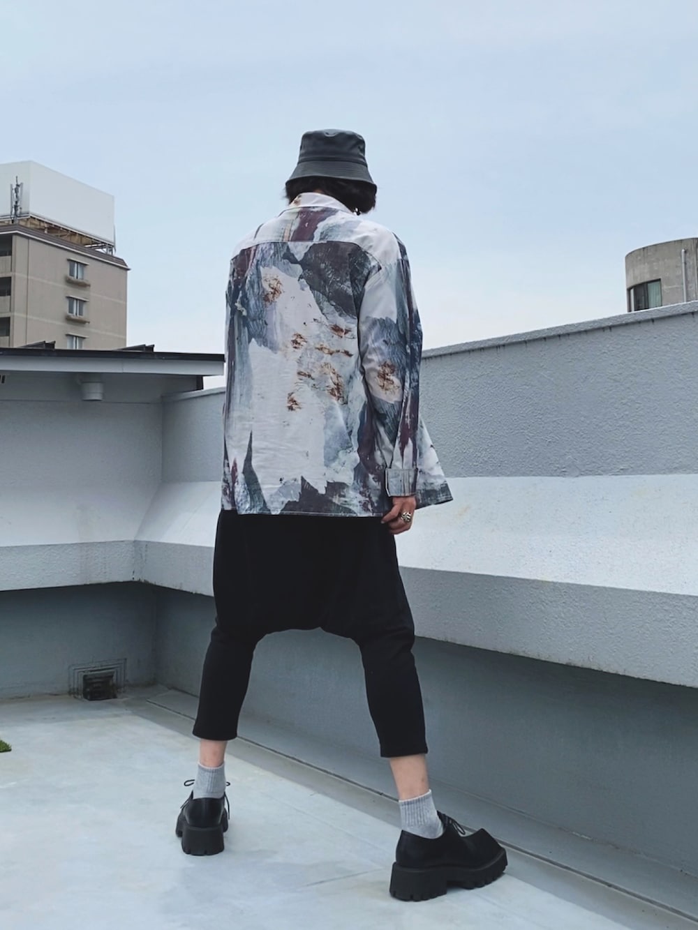 ブラック系のTシャツ/カットソー、その他のシャツ/ブラウス、ブラック系のその他パンツを着用したメンズの春コーディネートの3枚目の写真