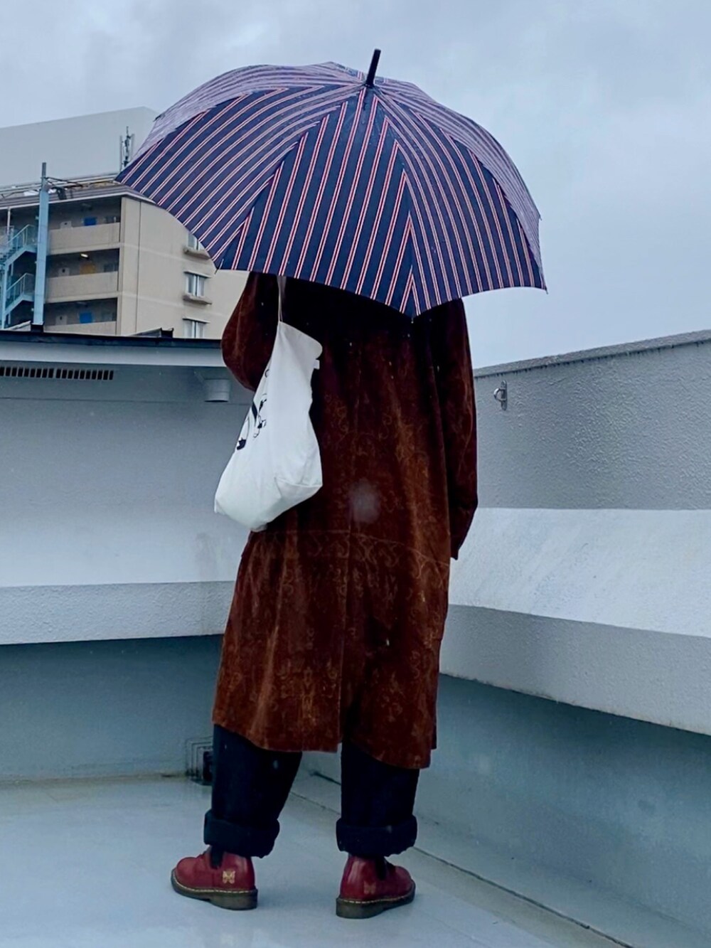 その他のカーディガン/ボレロ、ブラウン系のその他アウター、ブラック系のパンツを着用したメンズの春コーディネートの5枚目の写真
