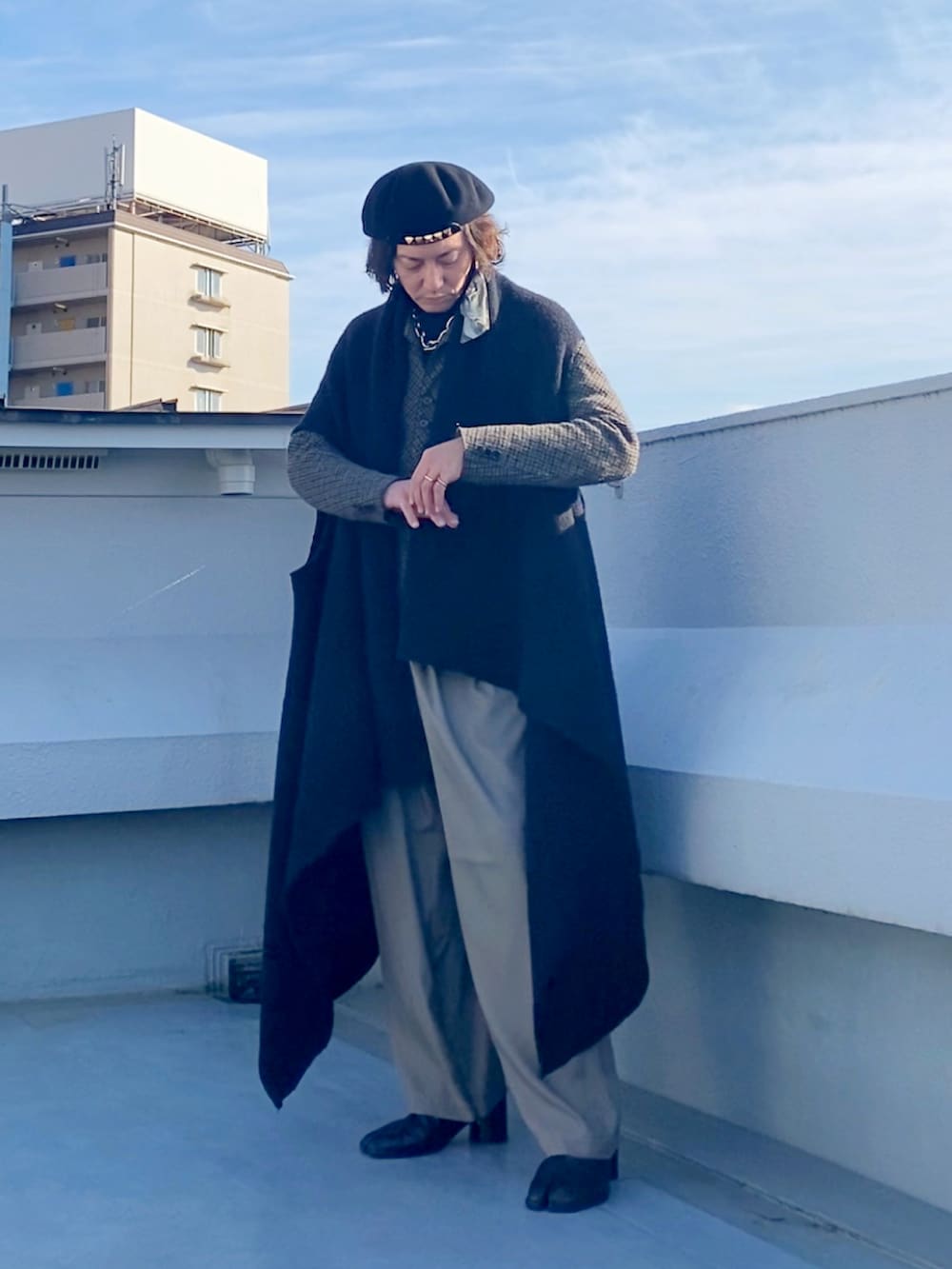 ブラック系のニット/セーター、ブラウン系のテーラードジャケット、ベージュ系のその他パンツを着用したメンズの冬コーディネートの3枚目の写真