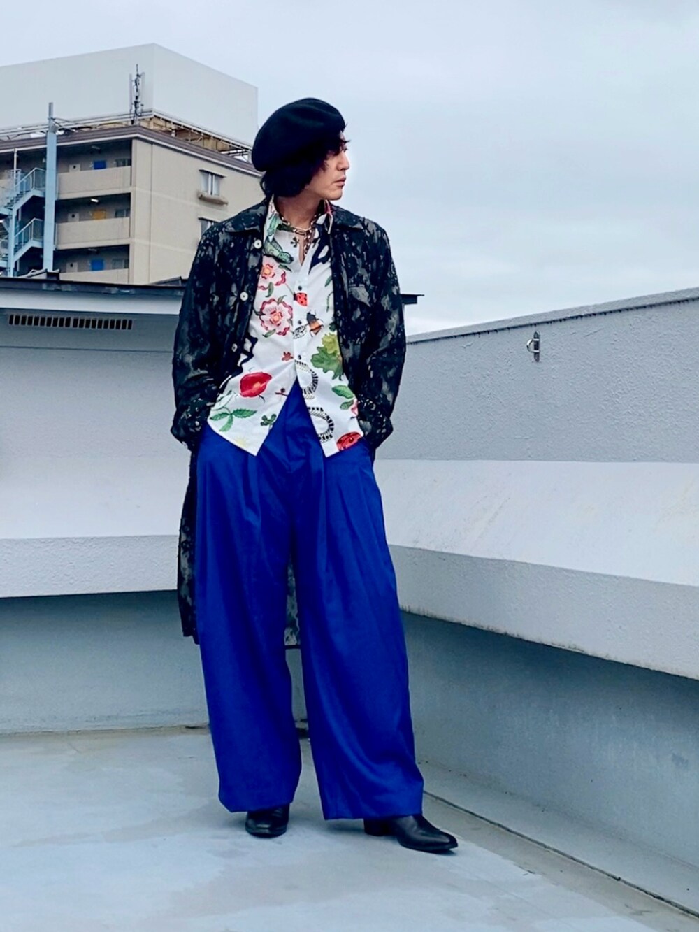 ホワイト系のシャツ/ブラウス、ブラック系のステンカラーコート、ブルー系のスラックスを着用したメンズの春コーディネートの4枚目の写真