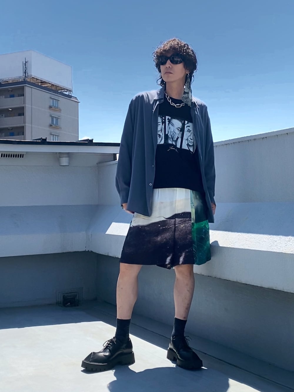 ブラック系のTシャツ/カットソー、ブルー系のシャツ/ブラウス、ホワイト系のその他パンツを着用したメンズの夏コーディネートの3枚目の写真