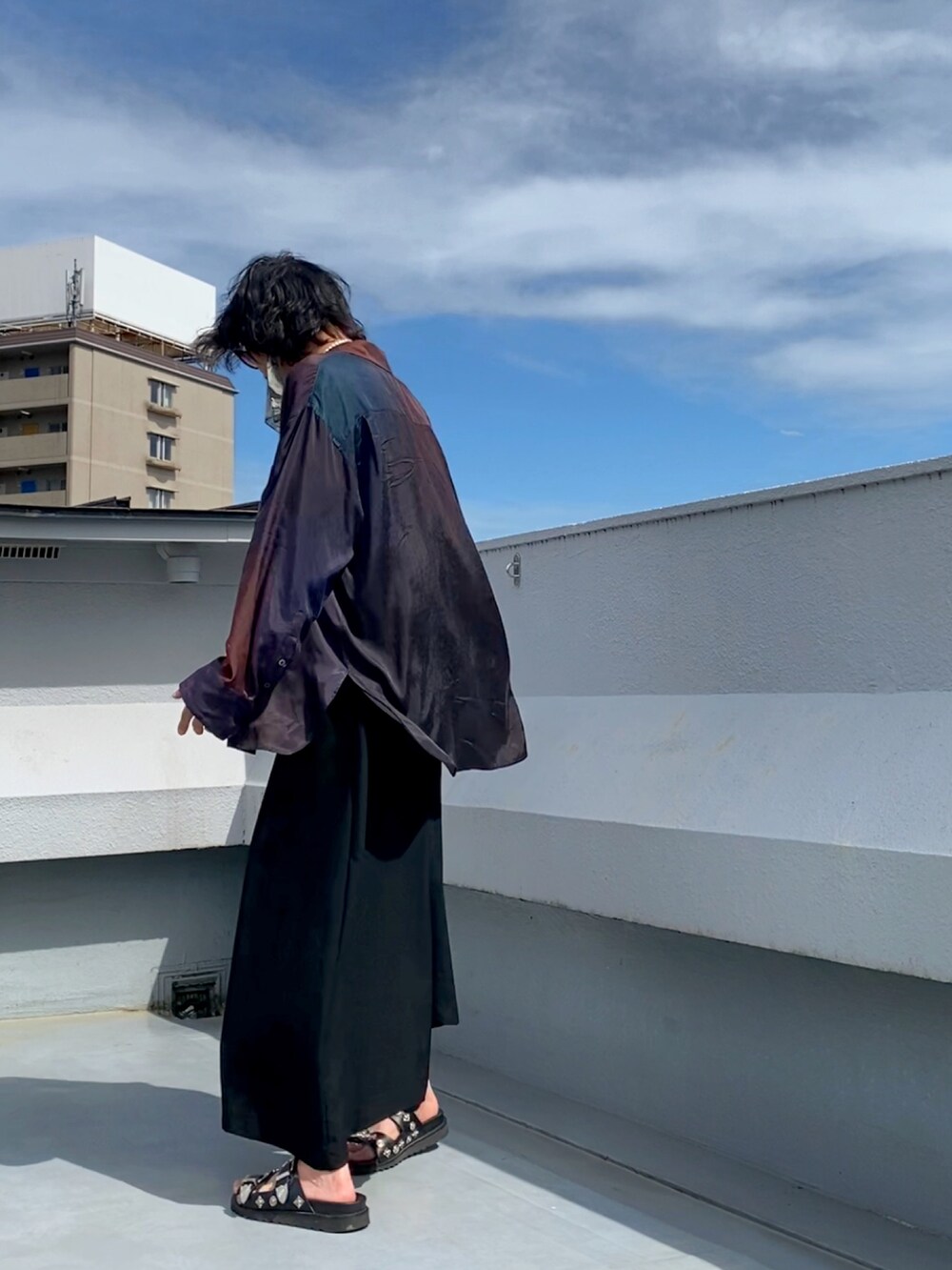 その他のシャツ/ブラウス、グレー系のTシャツ/カットソー、ブラック系のその他パンツを着用したメンズの夏コーディネートの4枚目の写真