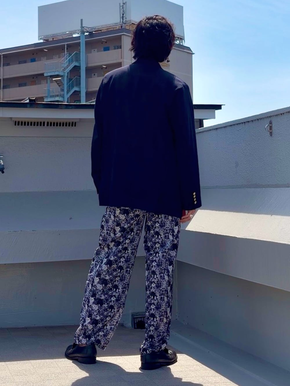 ブラック系のその他パンツ、ホワイト系のTシャツ/カットソー、ブルー系のテーラードジャケットを着用したメンズの春コーディネートの4枚目の写真