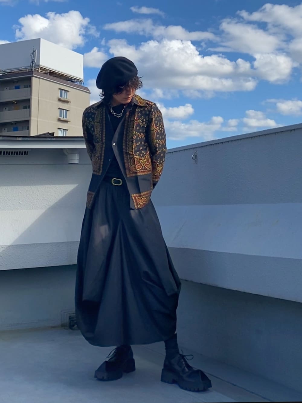 ブラック系のシャツ/ブラウス、ブラック系のスカート、ブラック系のドレスシューズを着用したメンズの秋コーディネートの2枚目の写真