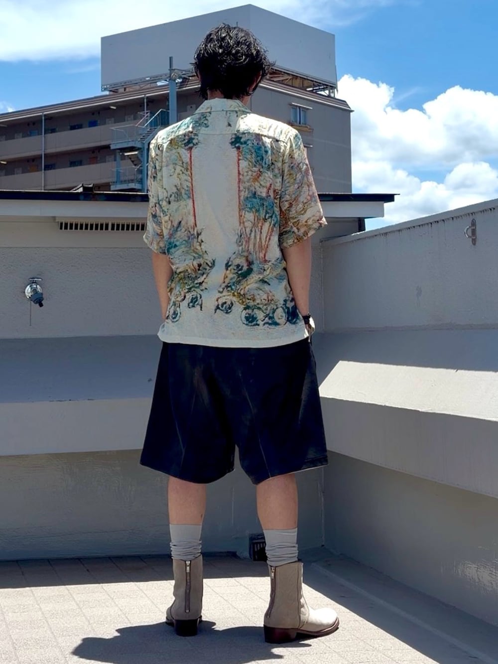 ベージュ系のシャツ/ブラウス、ブラック系のその他パンツ、グレー系のブーツを着用したメンズの夏コーディネートの4枚目の写真