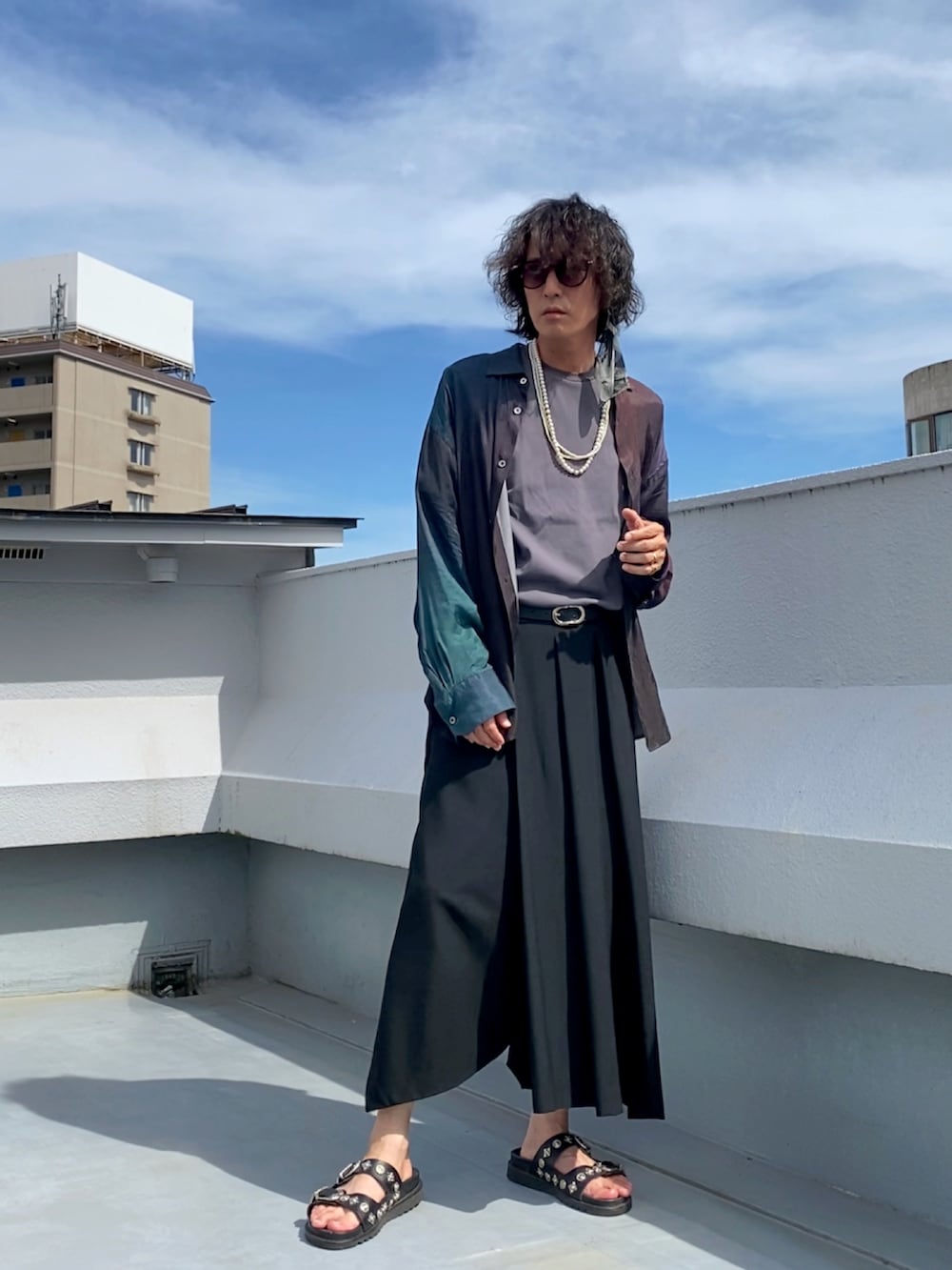 その他のシャツ/ブラウス、グレー系のTシャツ/カットソー、ブラック系のその他パンツを着用したメンズの夏コーディネートの2枚目の写真