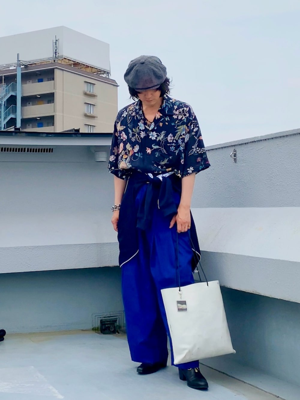 ブルー系のジャージ、ブラック系のシャツ/ブラウス、ブルー系のスラックスを着用したメンズの夏コーディネートの2枚目の写真