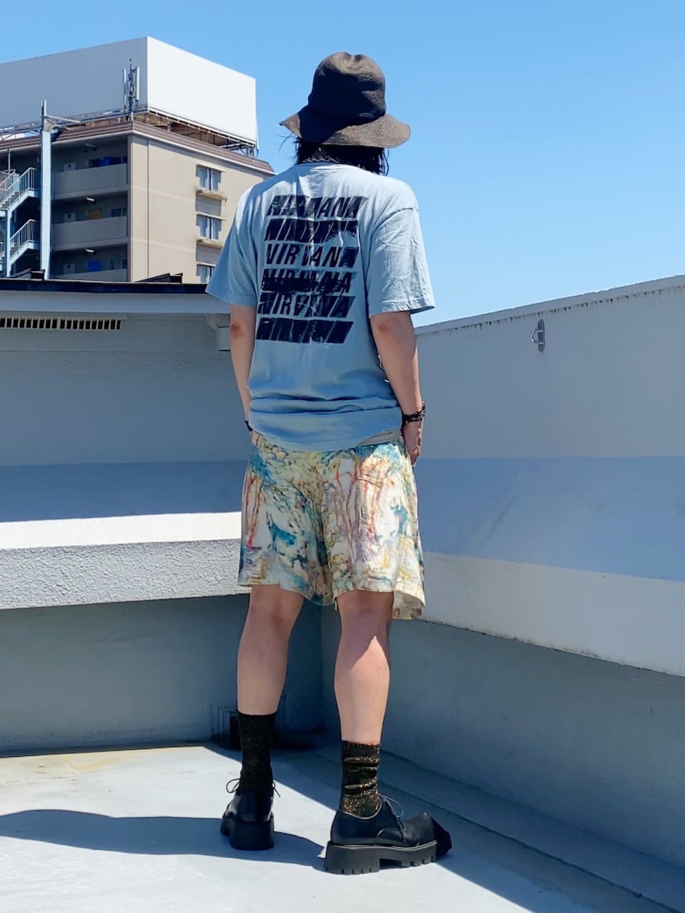 グリーン系のTシャツ/カットソー、ベージュ系のその他パンツ、ブラック系のドレスシューズを着用したメンズの夏コーディネートの3枚目の写真