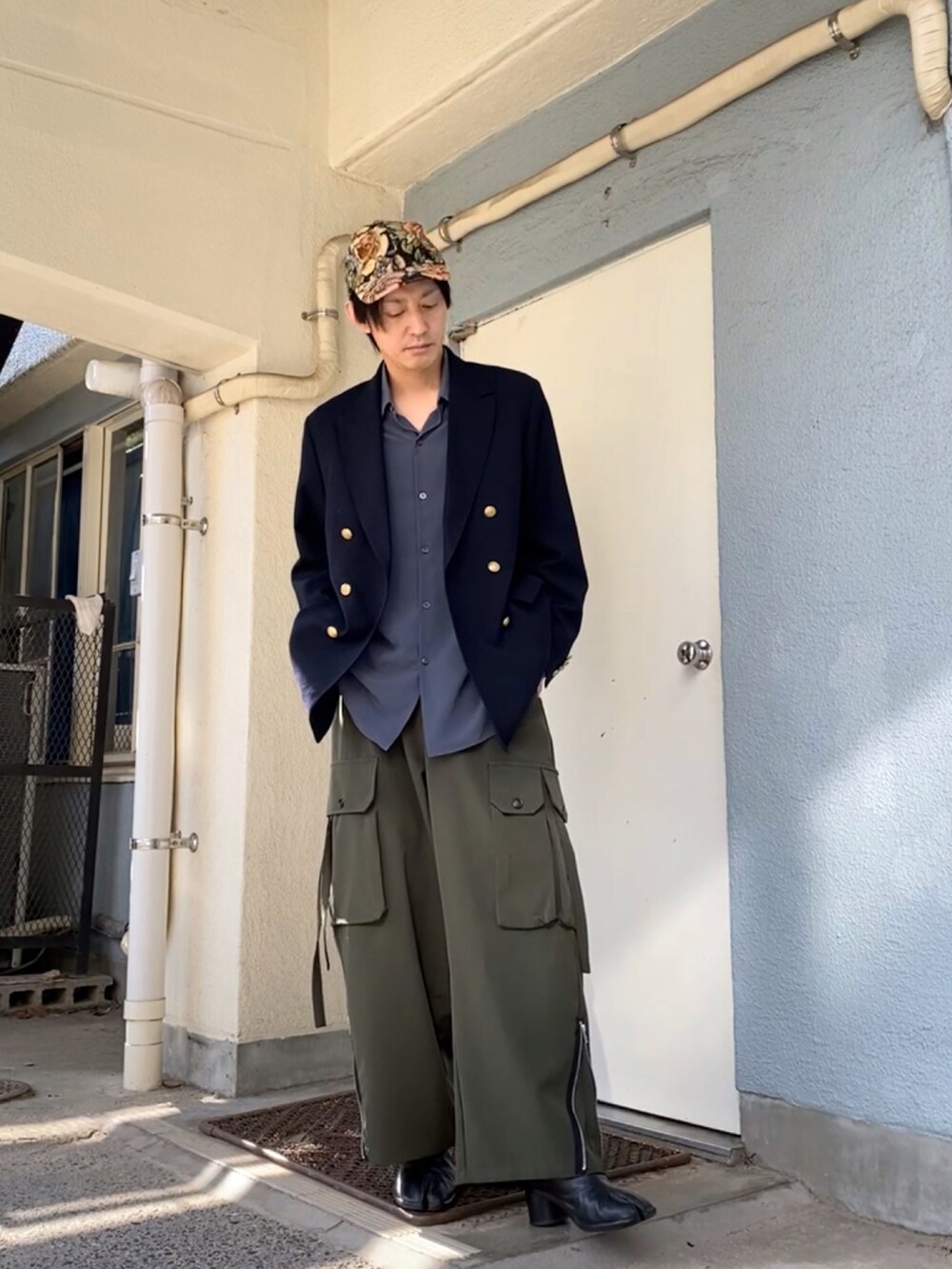 ブルー系のシャツ/ブラウス、グリーン系のカーゴパンツ、ブラック系のブーツを着用したメンズの秋コーディネートの4枚目の写真