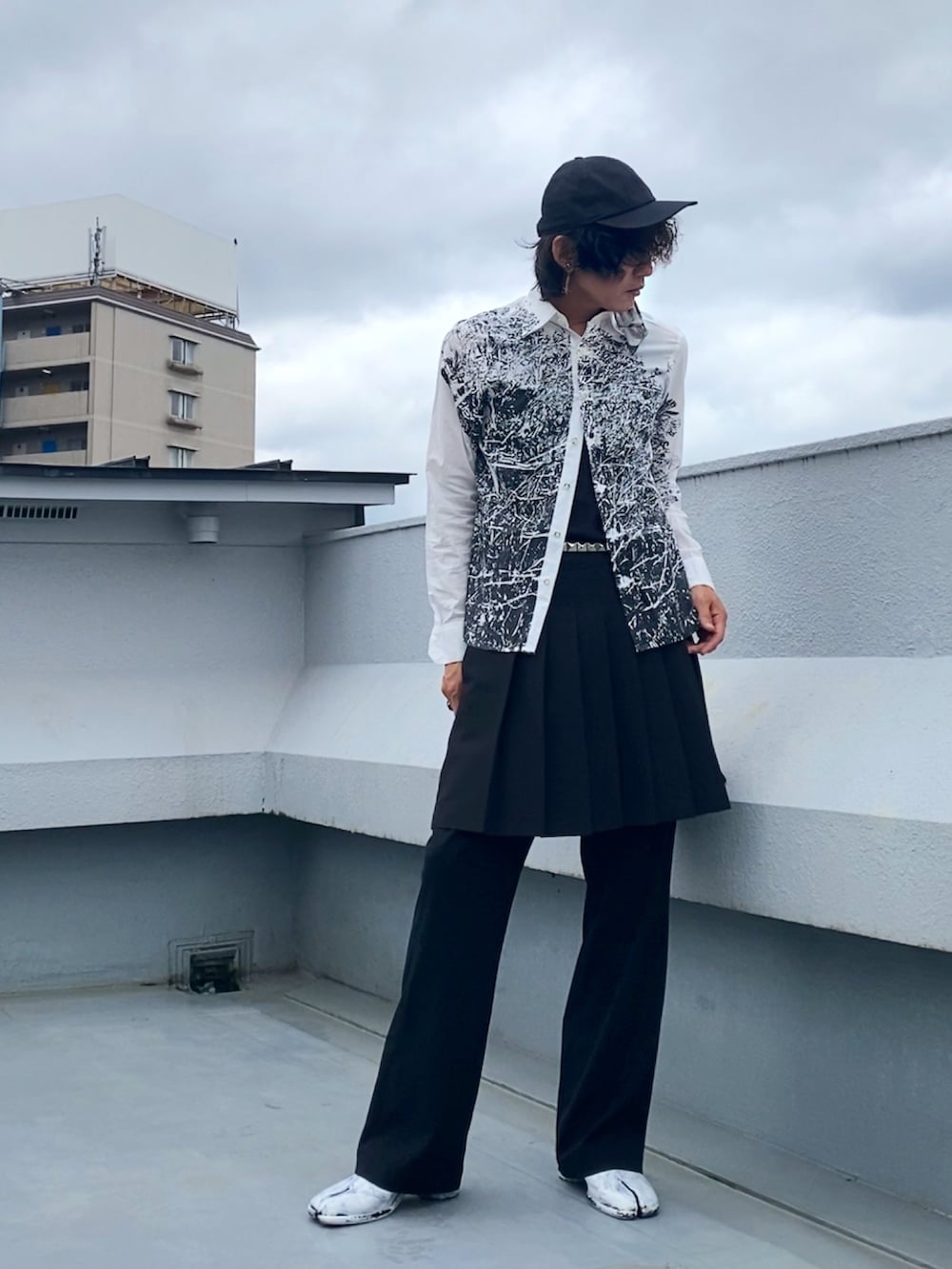 ホワイト系のシャツ/ブラウス、ブラック系のスカート、ブラック系のスラックスを着用したメンズの夏コーディネートの2枚目の写真