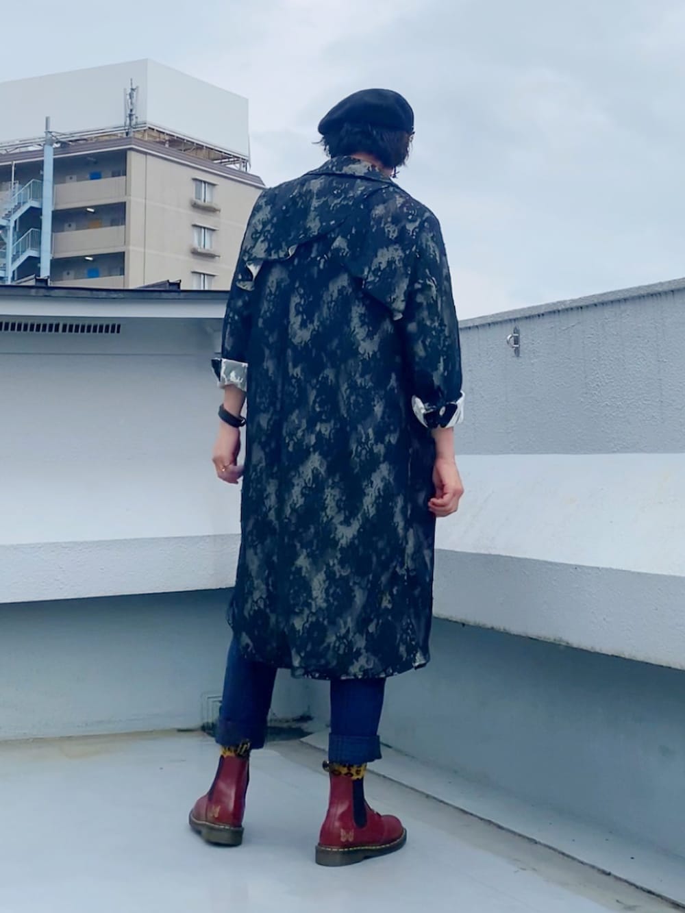 グレー系のTシャツ/カットソー、ブラック系のステンカラーコート、グリーン系のスラックスを着用したメンズの秋コーディネートの3枚目の写真