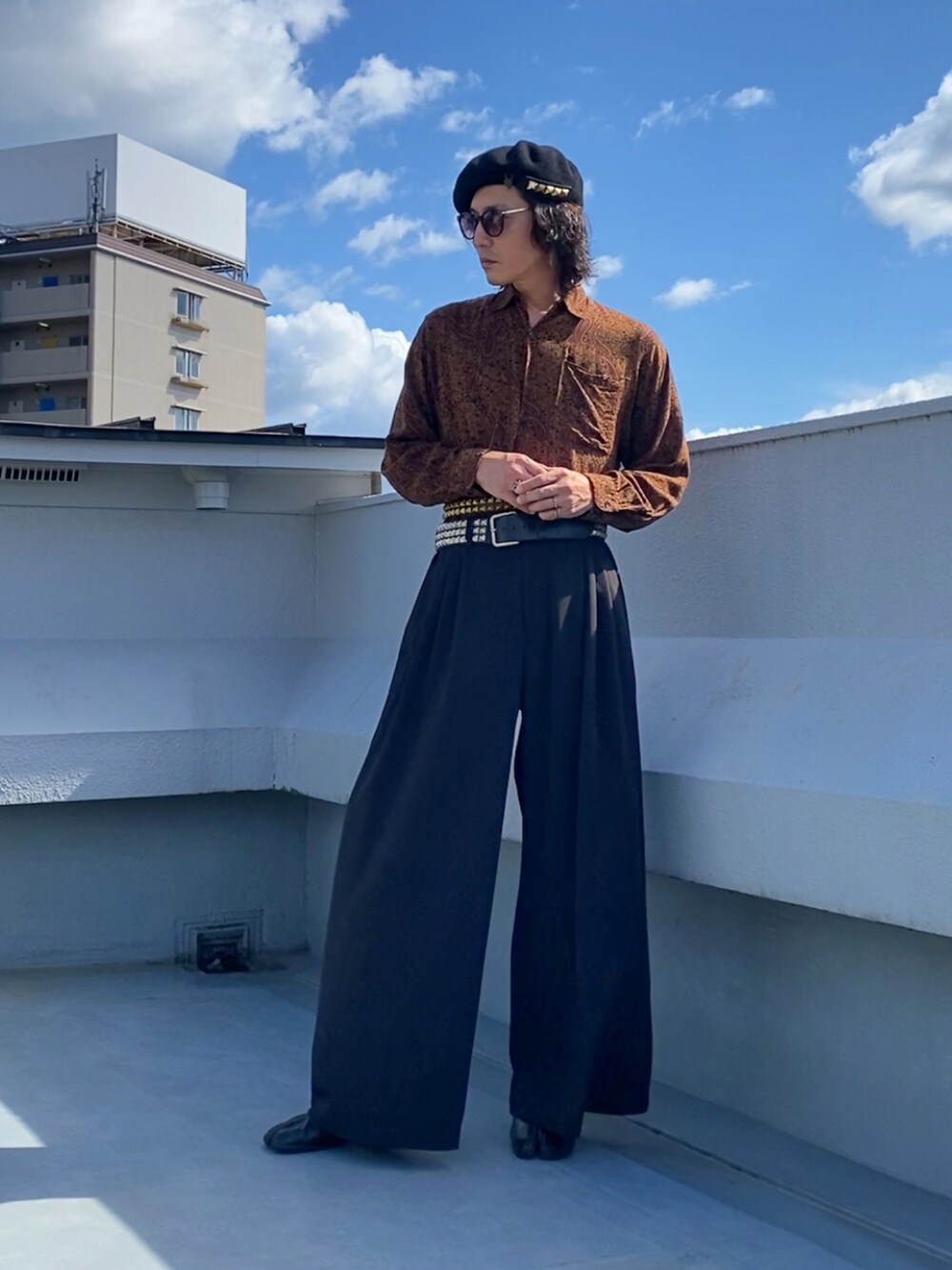 ブラウン系のシャツ/ブラウス、ブラック系のスラックス、ブラック系のブーツを着用したメンズの秋コーディネートの3枚目の写真