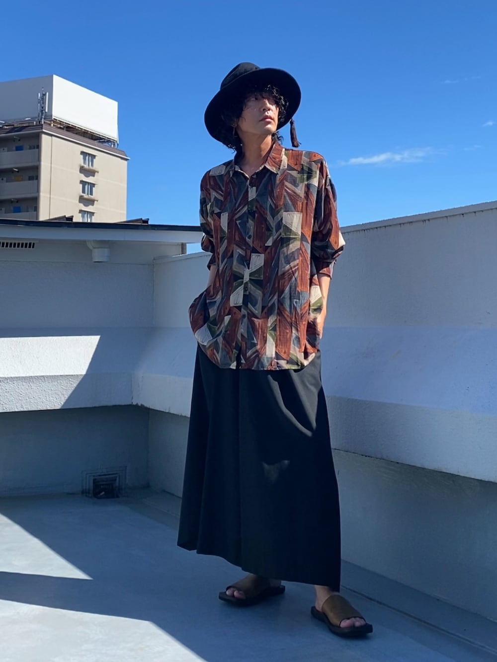 その他のシャツ/ブラウス、ブラック系のその他パンツ、ブラウン系のサンダルを着用したメンズの秋コーディネートの2枚目の写真