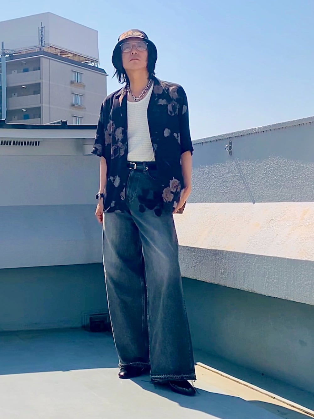 ブラック系のシャツ/ブラウス、ブラック系のデニムパンツ、ホワイト系のタンクトップを着用したメンズの夏コーディネートの2枚目の写真