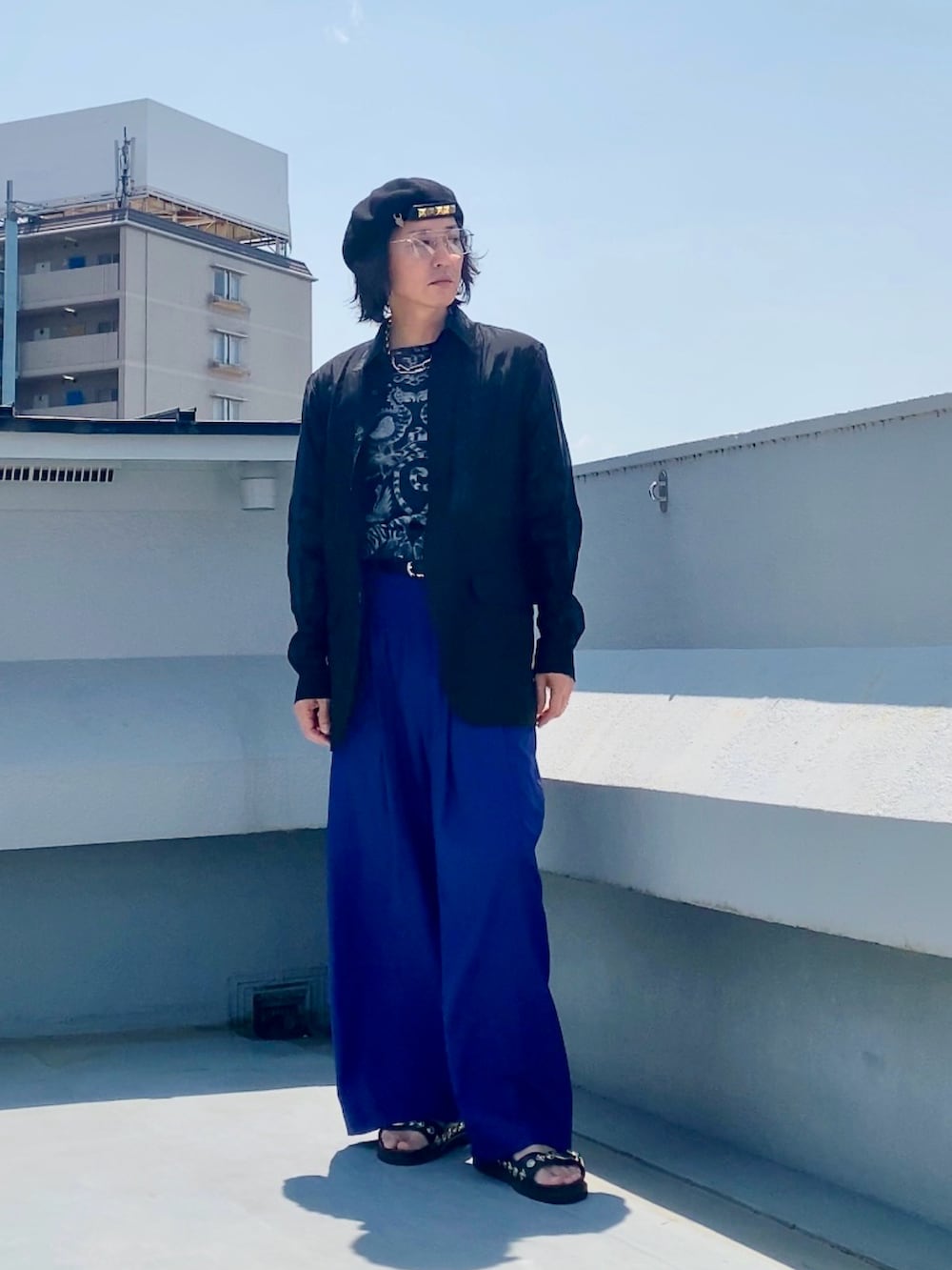 ブラック系のシャツ/ブラウス、ブラック系のTシャツ/カットソー、ブルー系のスラックスを着用したメンズの夏コーディネートの2枚目の写真