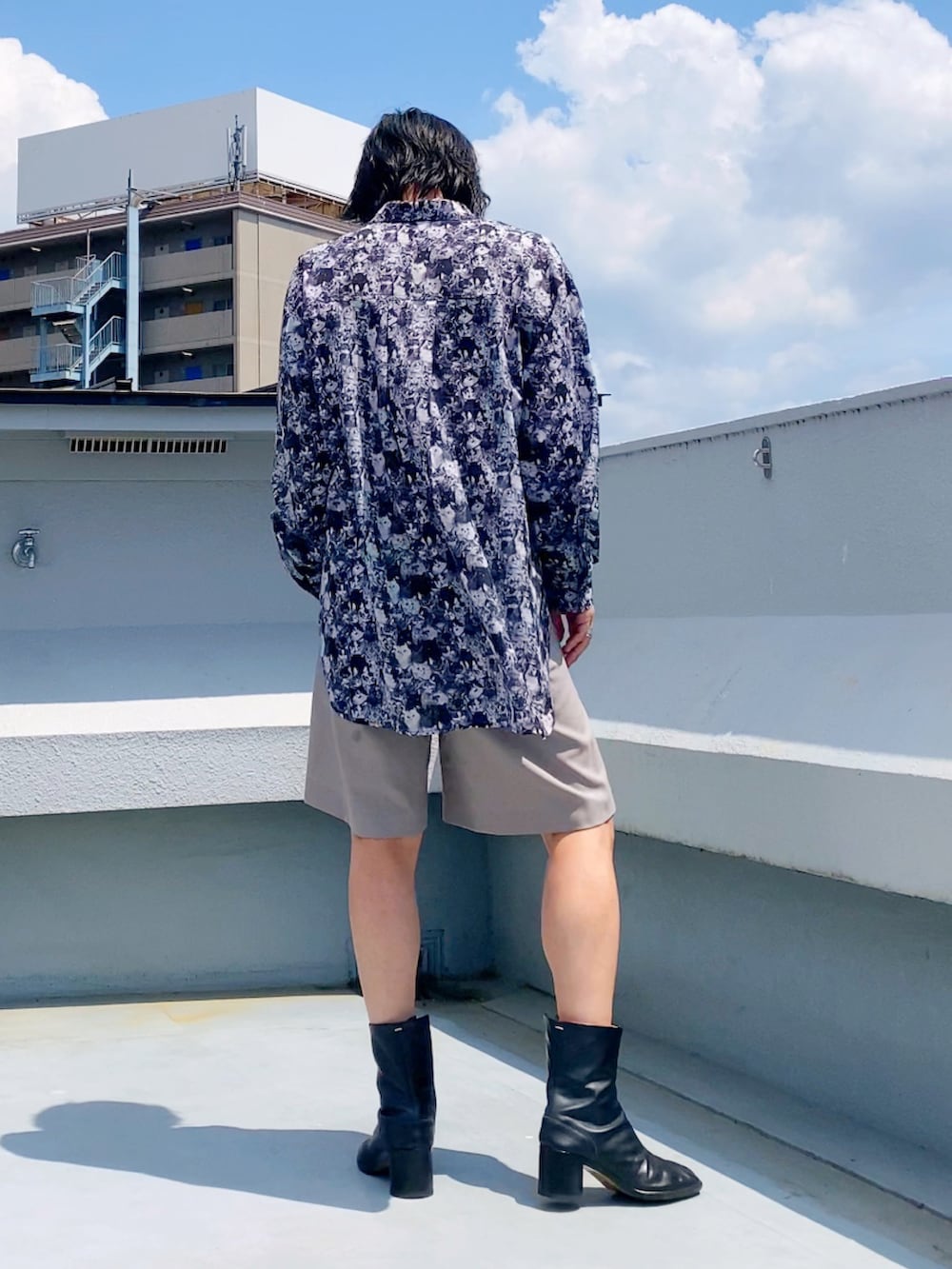 ブラック系のシャツ/ブラウス、ブラック系のブーツ、グレー系のその他パンツを着用したメンズの夏コーディネートの5枚目の写真