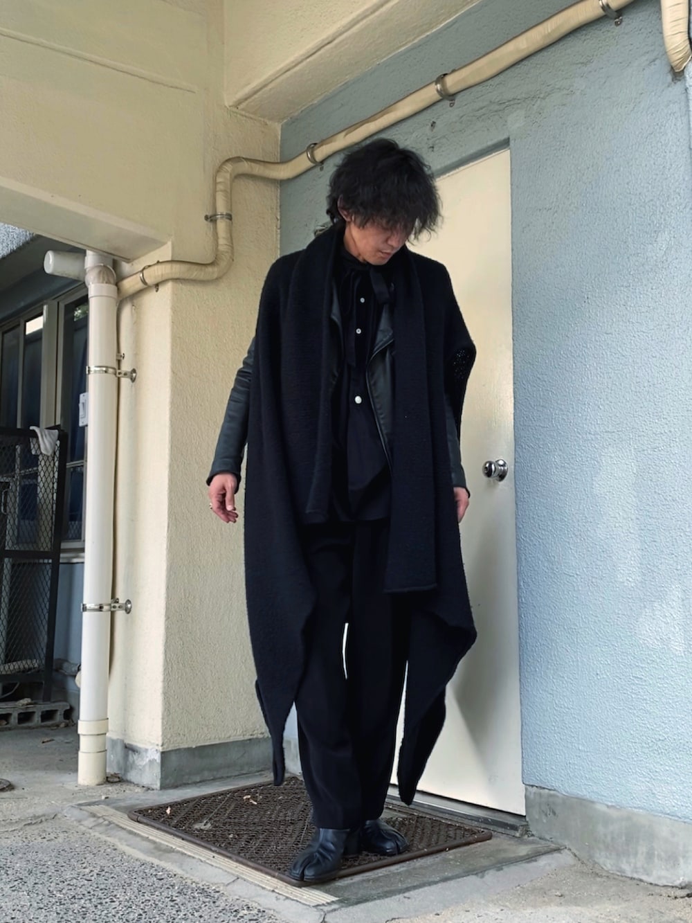ブラック系のシャツ/ブラウス、ブラック系のニット/セーター、ブラック系のライダースジャケットを着用したメンズの冬コーディネートの3枚目の写真