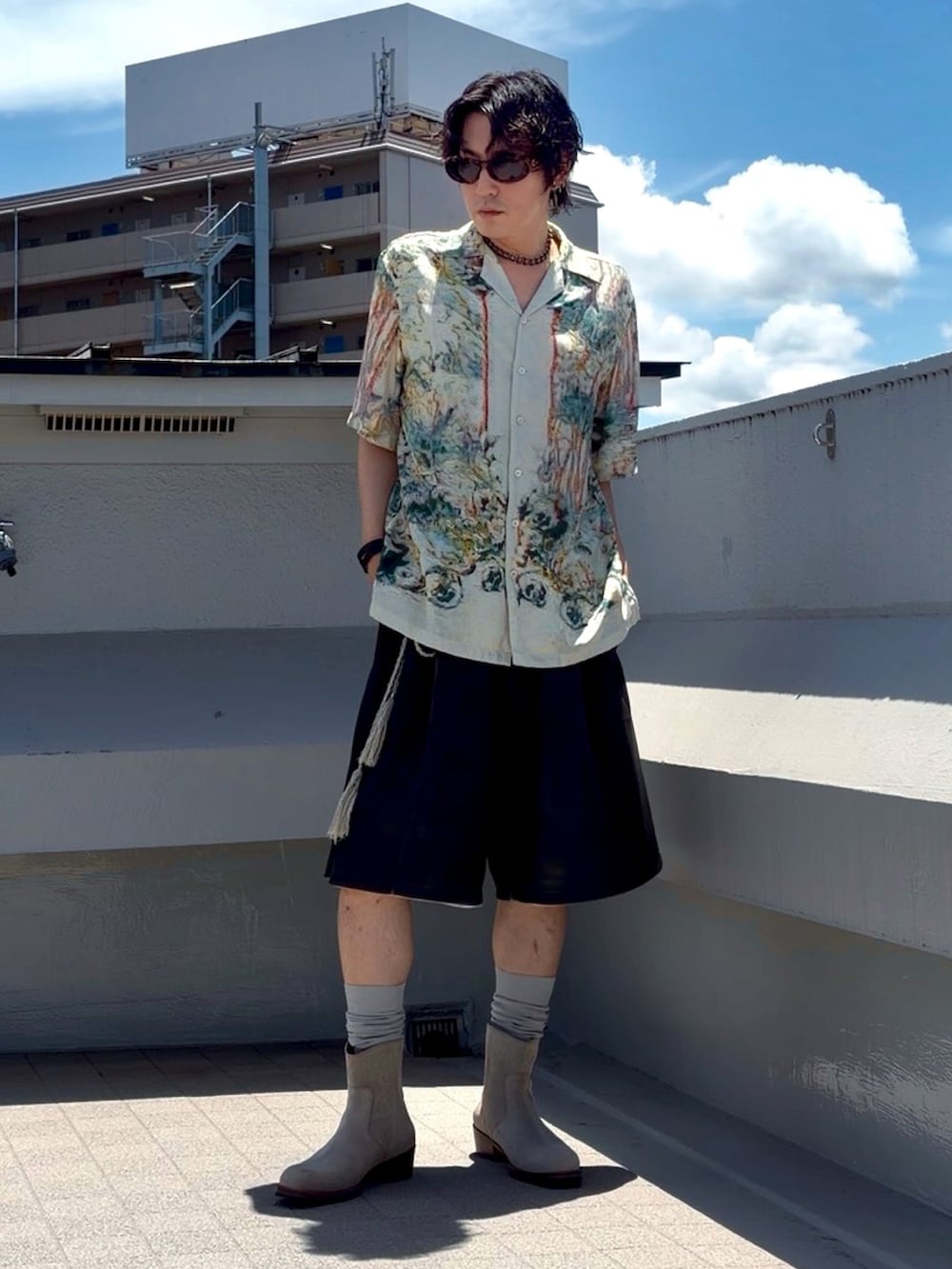 ベージュ系のシャツ/ブラウス、ブラック系のその他パンツ、グレー系のブーツを着用したメンズの夏コーディネートの5枚目の写真