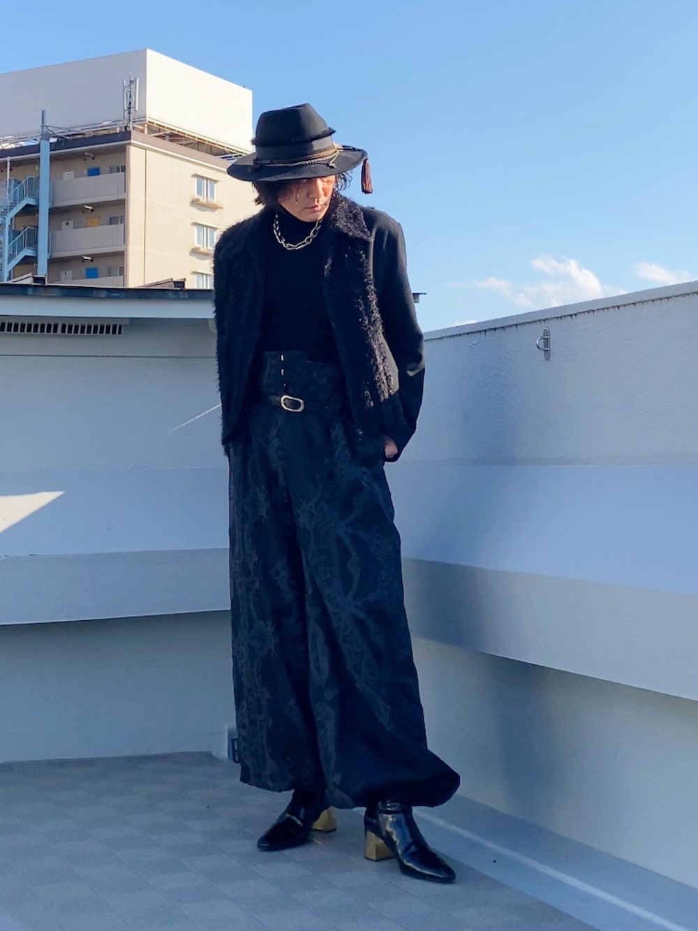 ブラック系のブルゾン、ブラック系のTシャツ/カットソー、ブラック系のその他パンツを着用したメンズの冬コーディネートの3枚目の写真