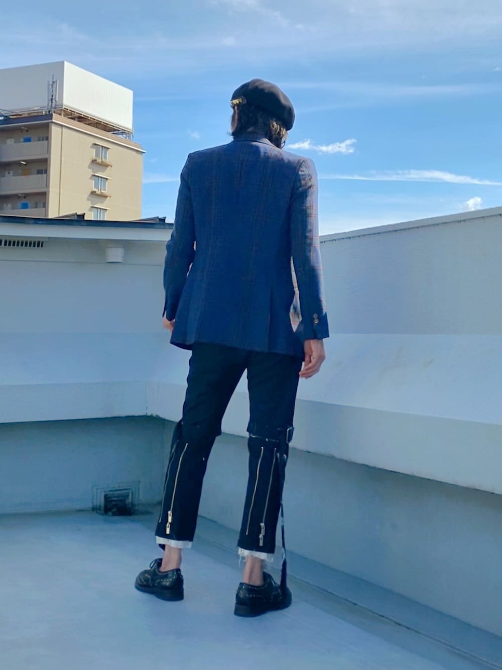 グリーン系のテーラードジャケット、グレー系のTシャツ/カットソー、ブラック系のその他パンツを着用したメンズの秋コーディネートの3枚目の写真