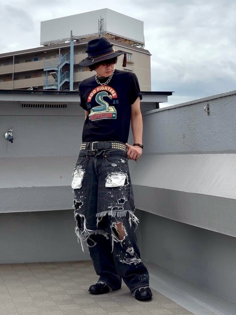 ブラック系のTシャツ/カットソー、ブルー系のテーラードジャケット、ブラック系のデニムパンツを着用したメンズの夏コーディネートの5枚目の写真