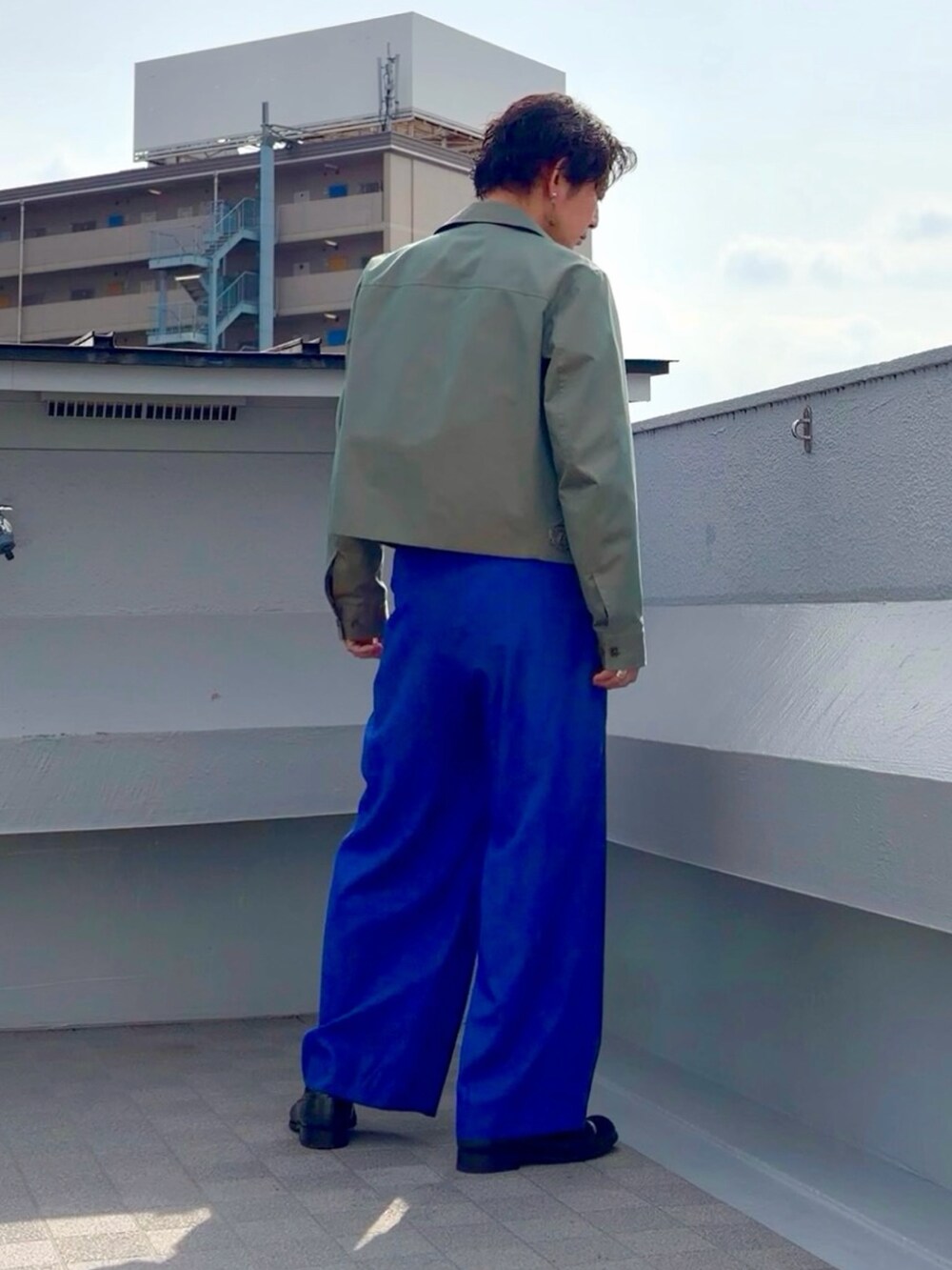 ホワイト系のシャツ/ブラウス、グリーン系のブルゾン、ブルー系のスラックスを着用したメンズの春コーディネートの4枚目の写真
