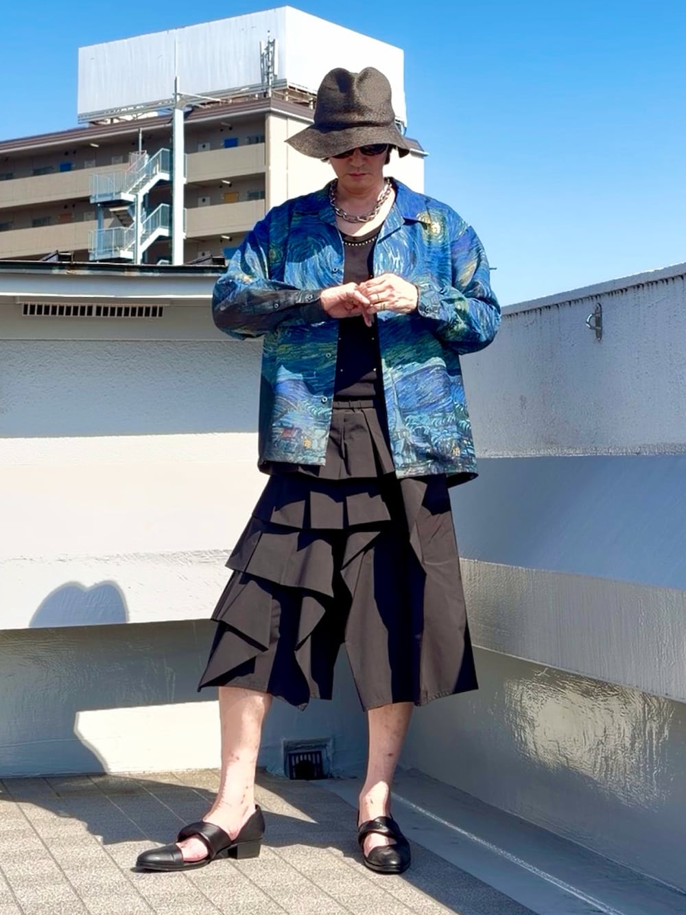 ブルー系のシャツ/ブラウス、ブラック系のブーツ、ブラック系のタンクトップを着用したメンズの夏コーディネートの4枚目の写真